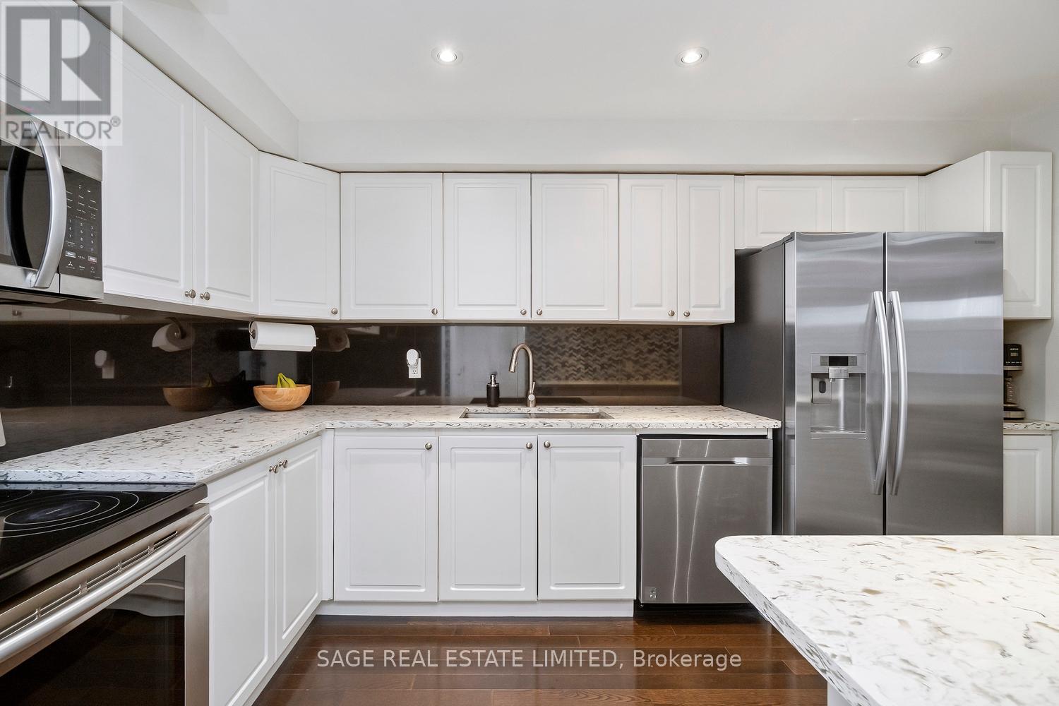 16 - 3308 The Credit Woodlands, Mississauga, Ontario  L5C 2J8 - Photo 3 - W12421677