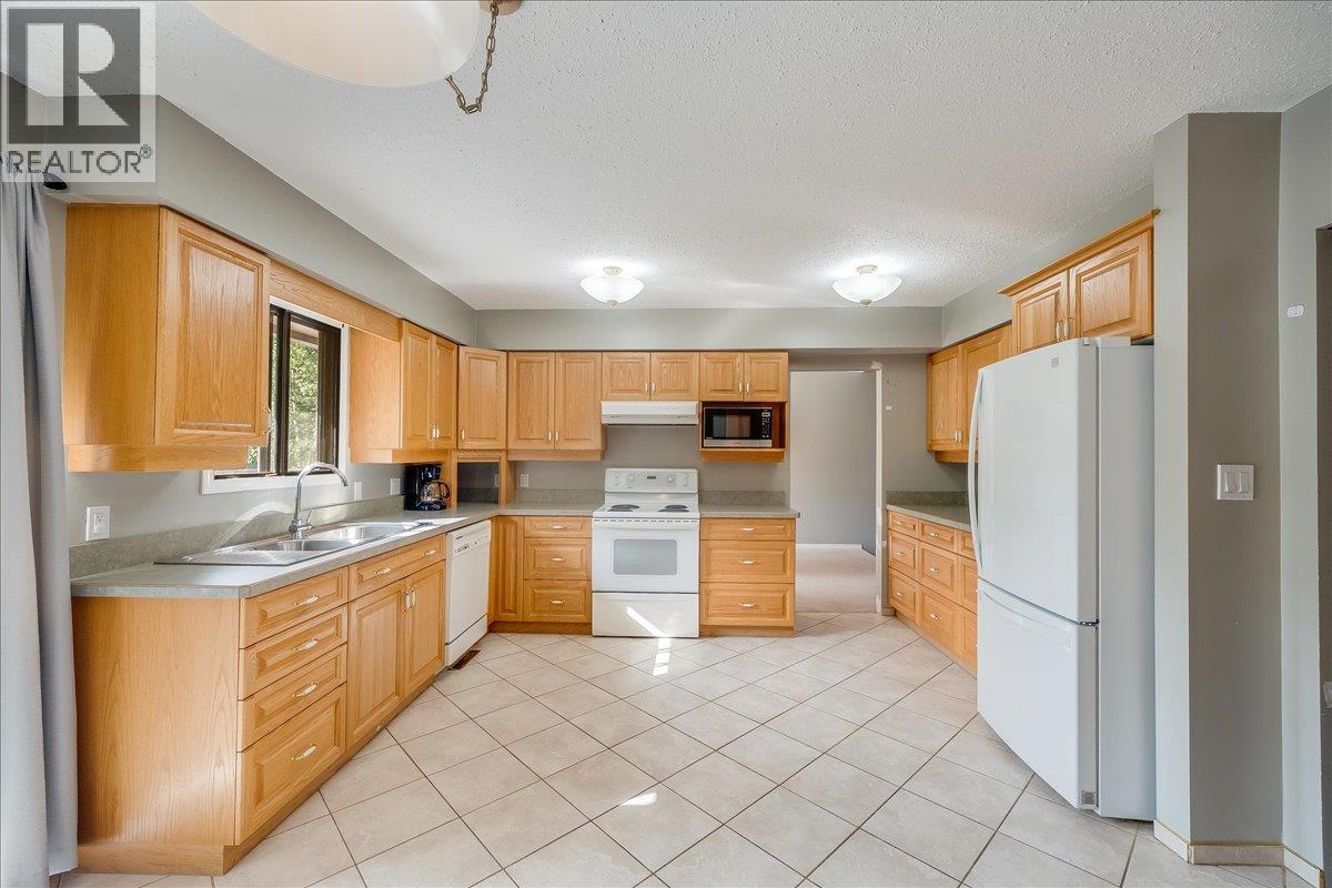 828 8th Avenue, Montrose, British Columbia  V0G 1P0 - Photo 18 - 10363145