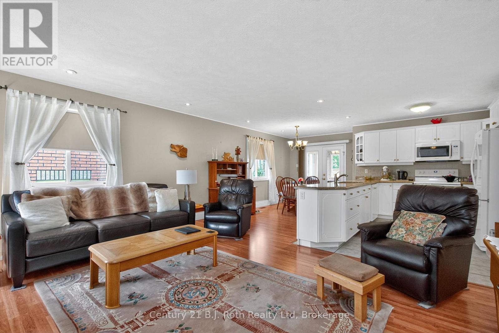 64 James Street, Penetanguishene, Ontario  L9M 2J1 - Photo 12 - S12421689