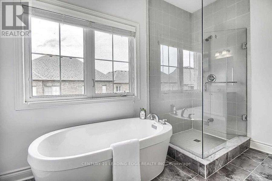63 Ken Sinclair Crescent, Aurora, Ontario  L4G 3J1 - Photo 31 - N12421754