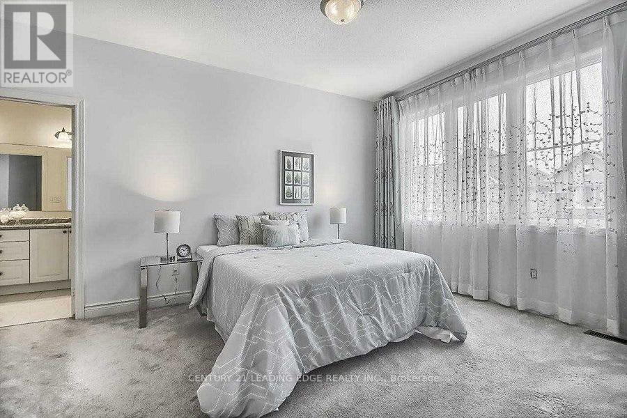 63 Ken Sinclair Crescent, Aurora, Ontario  L4G 3J1 - Photo 35 - N12421754