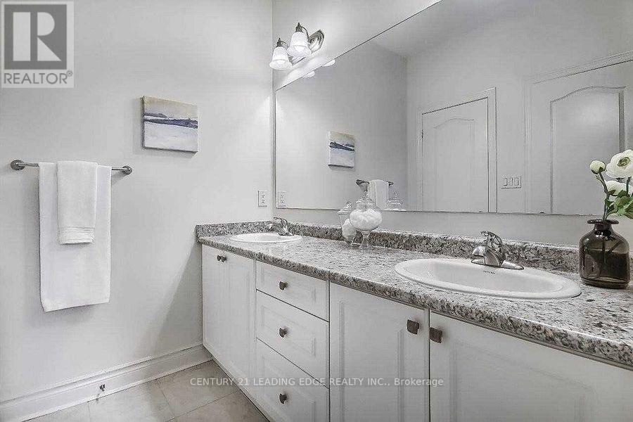 63 Ken Sinclair Crescent, Aurora, Ontario  L4G 3J1 - Photo 36 - N12421754