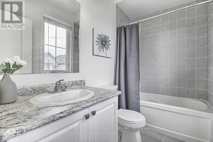 63 Ken Sinclair Crescent, Aurora, Ontario  L4G 3J1 - Photo 40 - N12421754