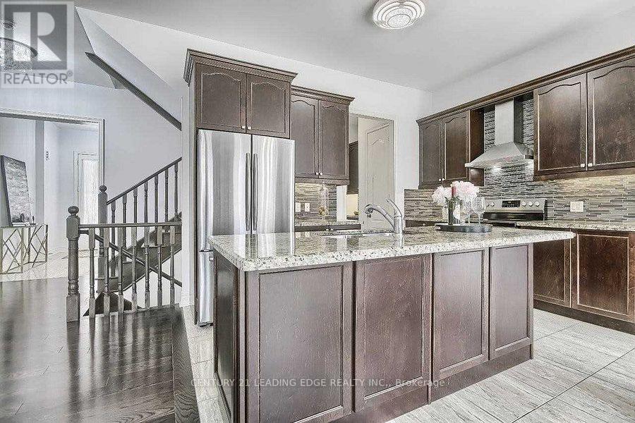 63 Ken Sinclair Crescent, Aurora, Ontario  L4G 3J1 - Photo 7 - N12421754