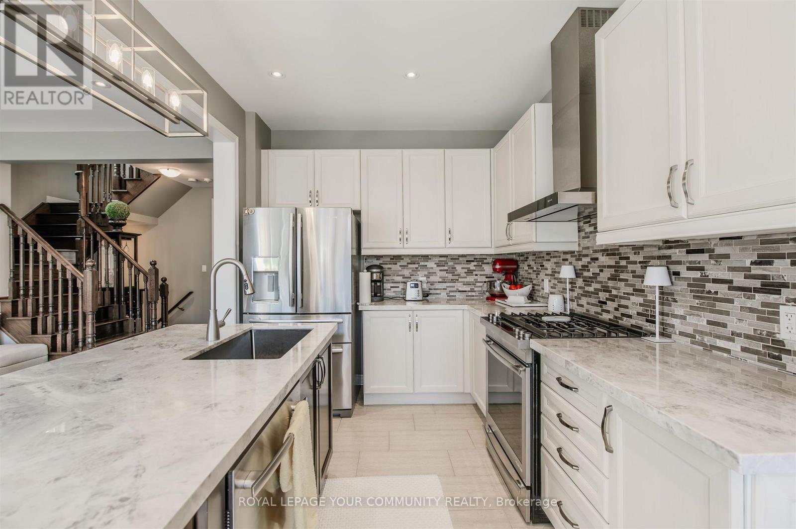 46 Cobb Street, Aurora, Ontario  L4G 0W9 - Photo 14 - N12421785