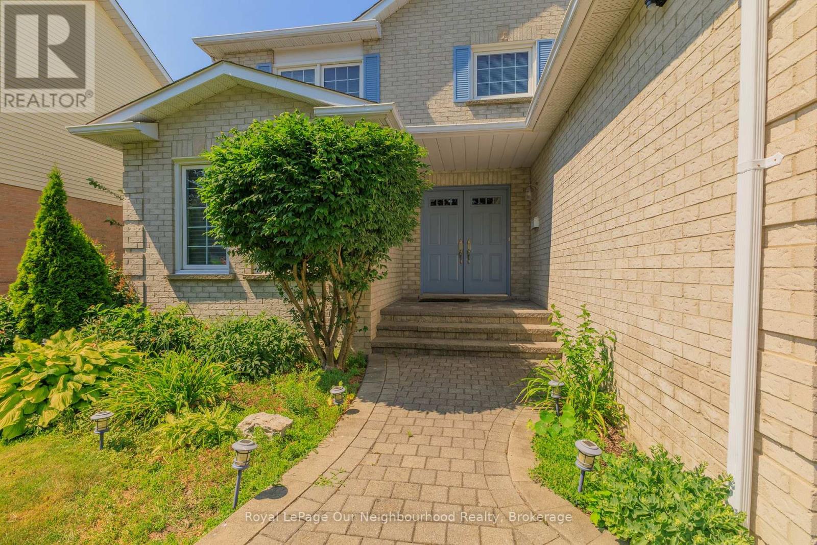 10 Holden Court, Whitby, Ontario  L1N 9A1 - Photo 2 - E12421919