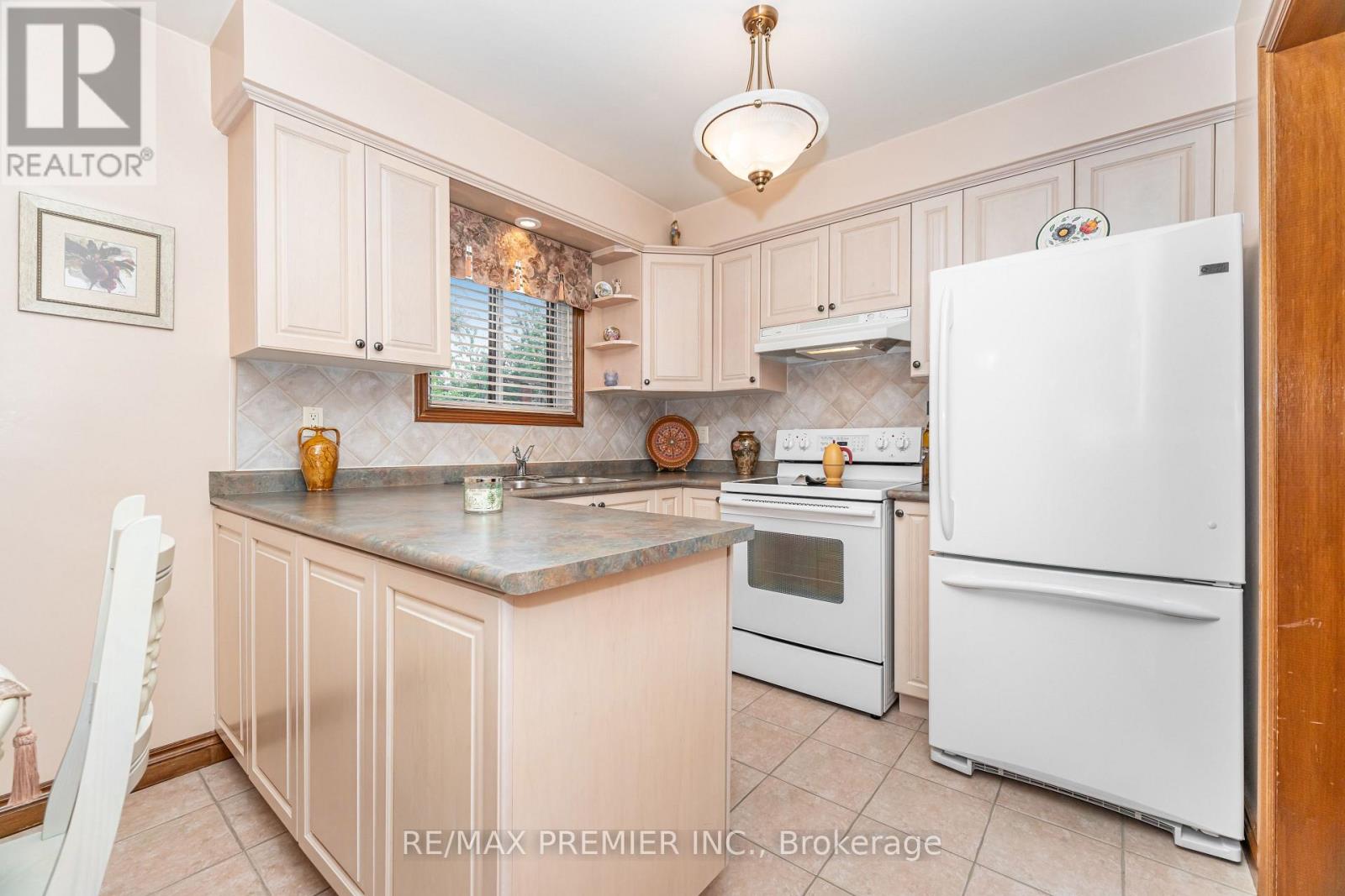 30 Dellbrook Crescent, Toronto, Ontario  M9L 1E2 - Photo 14 - W12421748