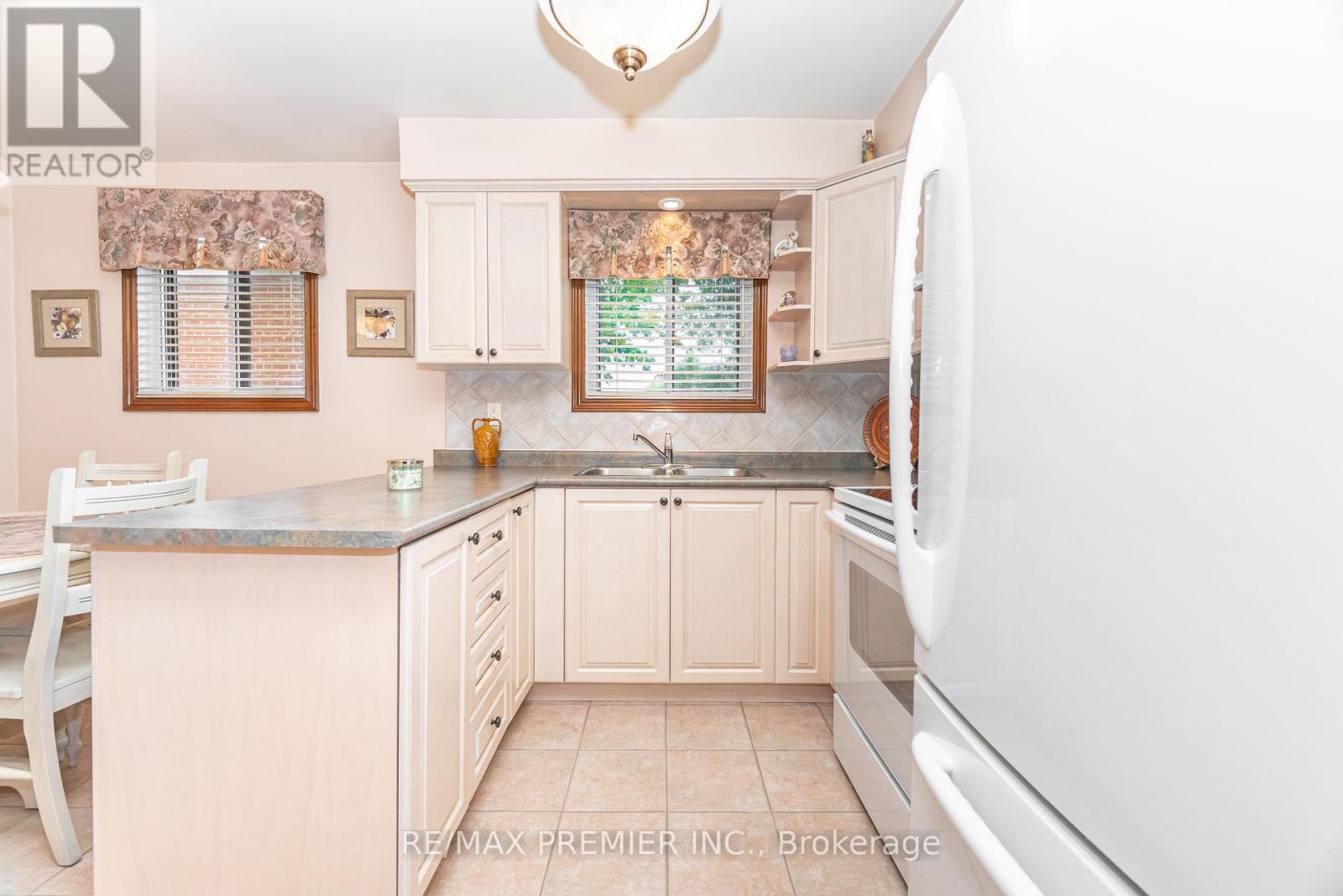 30 Dellbrook Crescent, Toronto, Ontario  M9L 1E2 - Photo 15 - W12421748