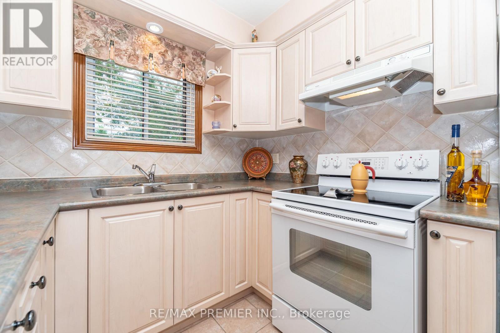 30 Dellbrook Crescent, Toronto, Ontario  M9L 1E2 - Photo 16 - W12421748