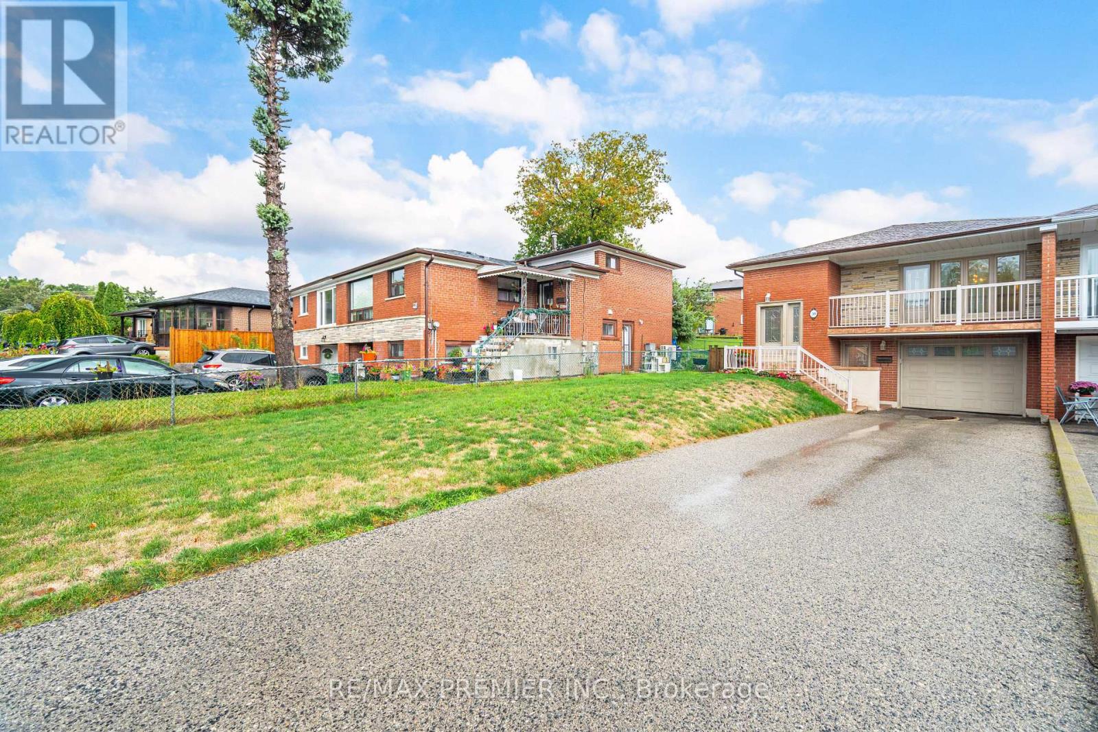 30 Dellbrook Crescent, Toronto, Ontario  M9L 1E2 - Photo 3 - W12421748