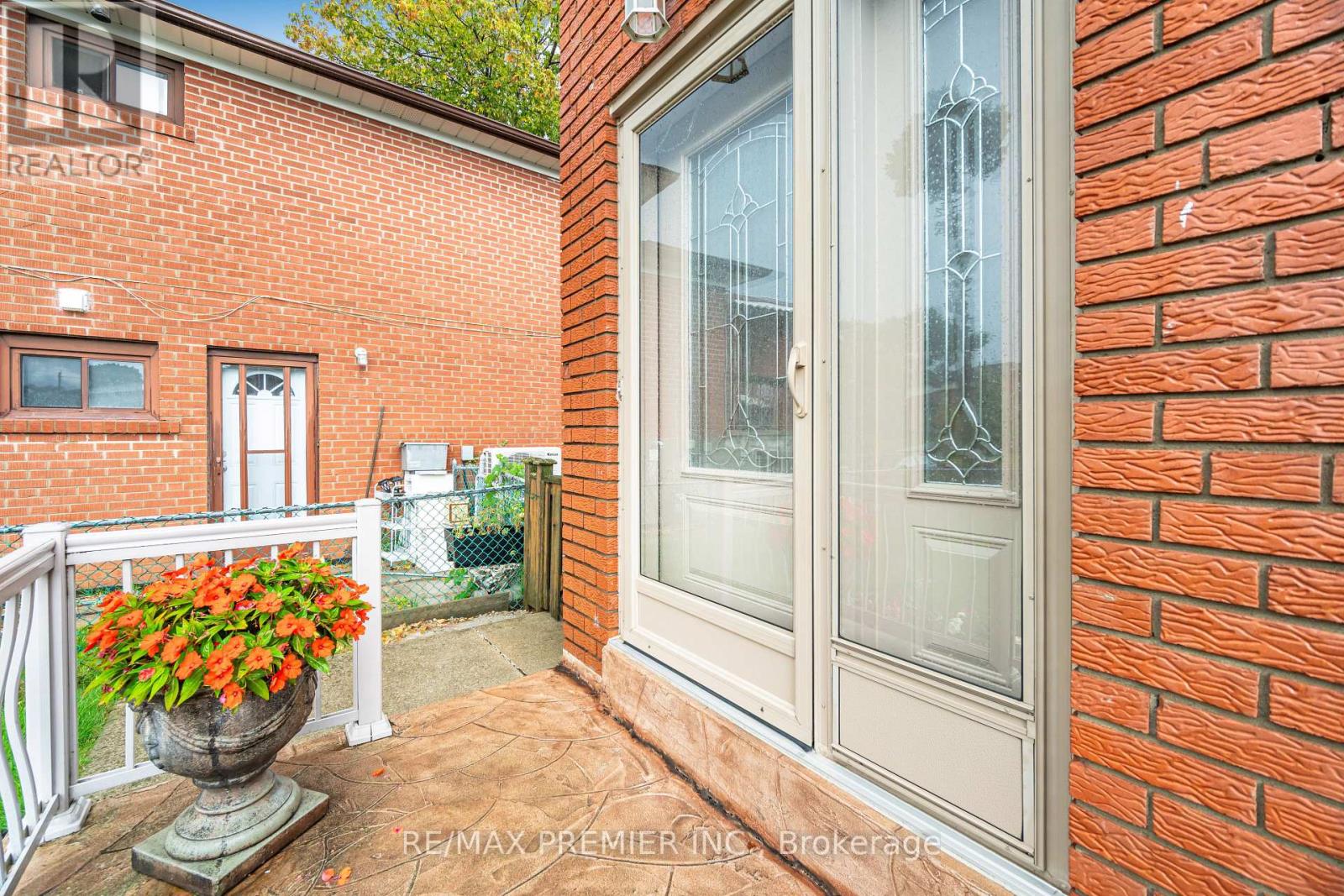 30 Dellbrook Crescent, Toronto, Ontario  M9L 1E2 - Photo 6 - W12421748