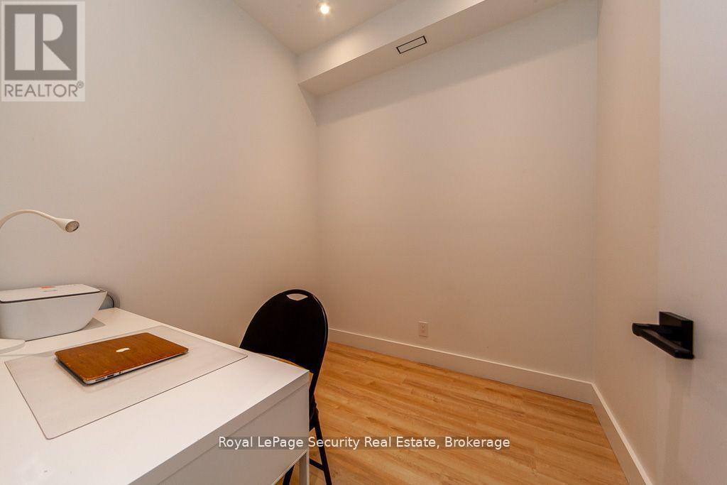 70 Chamberlain Avenue, Toronto, Ontario  M6E 4K1 - Photo 20 - W12421750