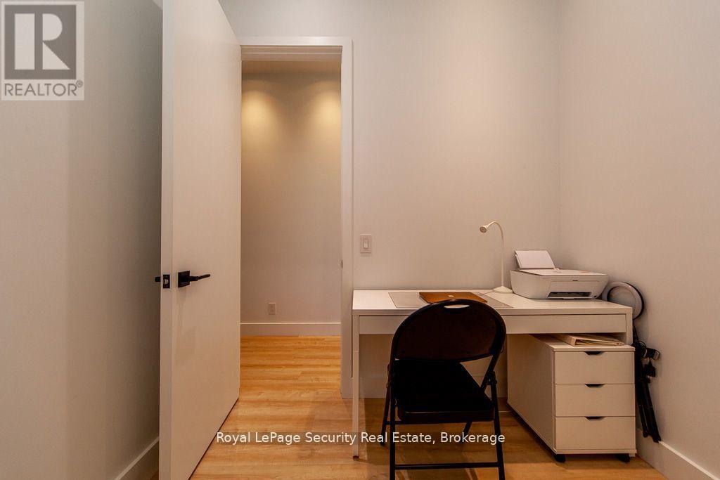70 Chamberlain Avenue, Toronto, Ontario  M6E 4K1 - Photo 21 - W12421750