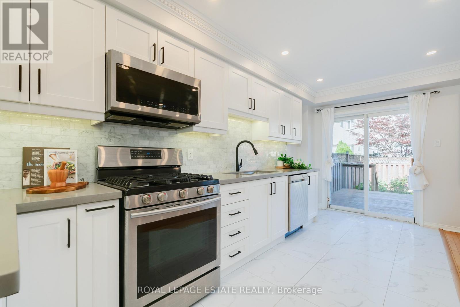 435 Stonetree Court, Mississauga, Ontario  L5B 4H3 - Photo 10 - W12421775