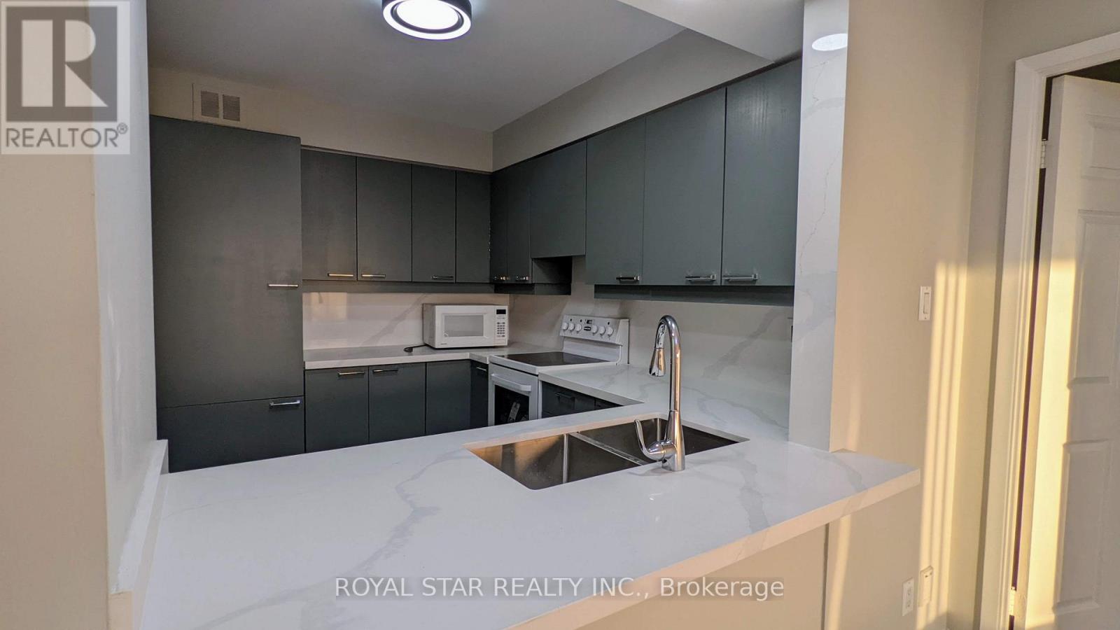 509 - 50 Eglinton Avenue W, Mississauga, Ontario  L5R 3P5 - Photo 5 - W12421821