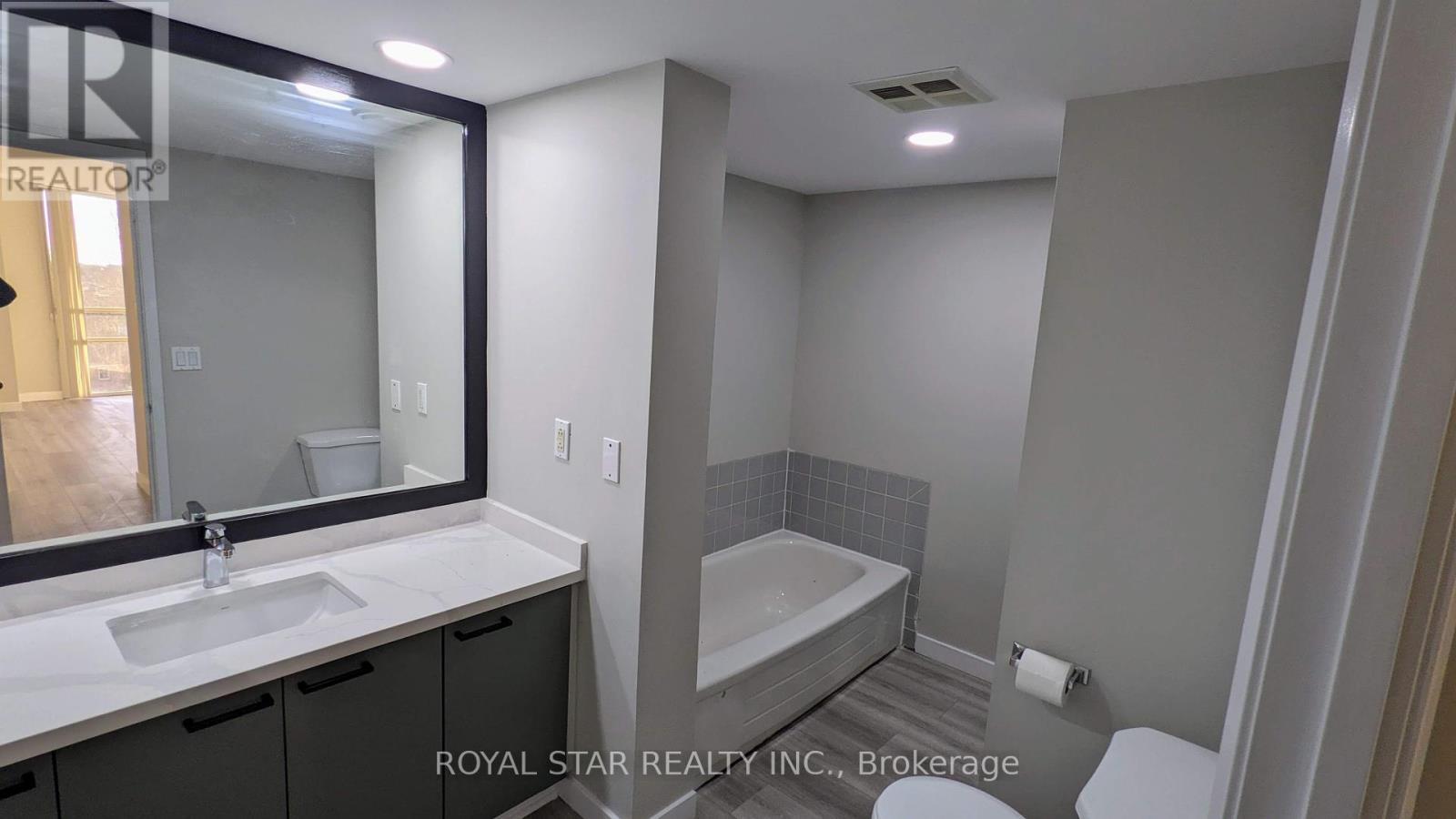 509 - 50 Eglinton Avenue W, Mississauga, Ontario  L5R 3P5 - Photo 8 - W12421821