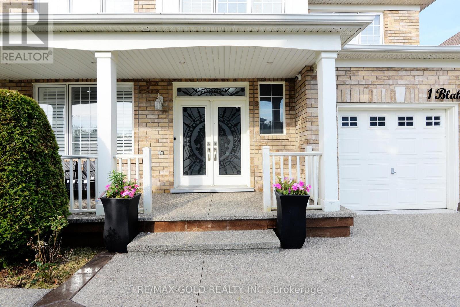1 Blaketon Court, Brampton, Ontario  L6P 1G4 - Photo 3 - W12421856