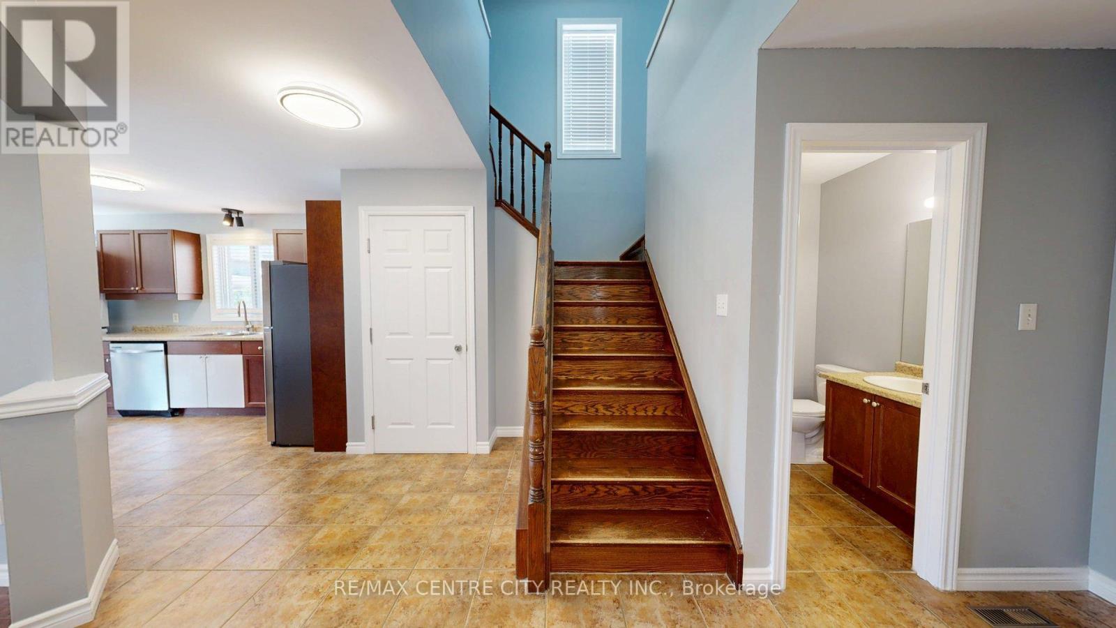 Upper - 3252 Meadowgate Boulevard, London South, Ontario  N6M 0B7 - Photo 2 - X12421937