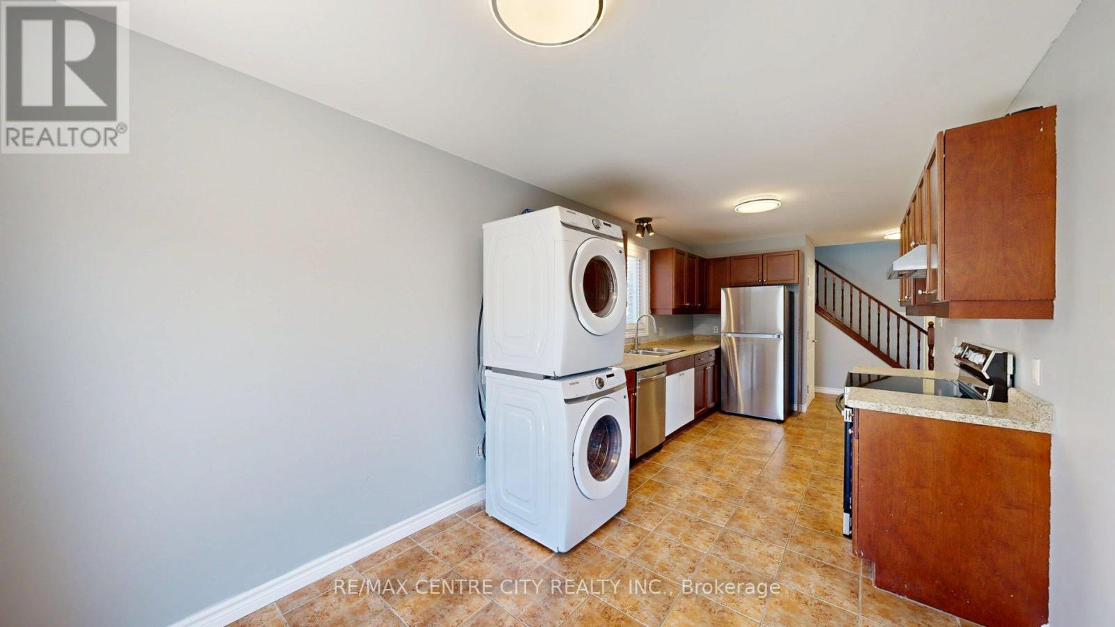Upper - 3252 Meadowgate Boulevard, London South, Ontario  N6M 0B7 - Photo 5 - X12421937