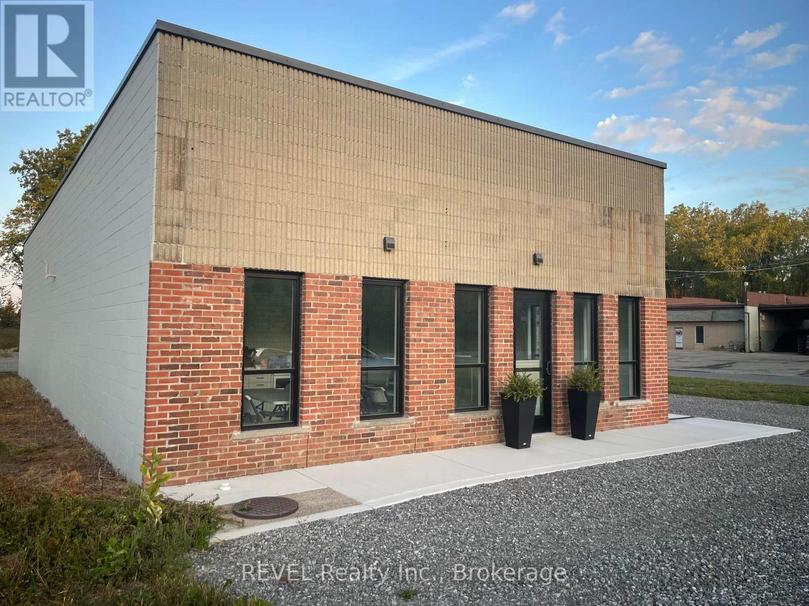 8455 Stanley Avenue, Niagara Falls, Ontario  L2G 0C9 - Photo 2 - X12421902