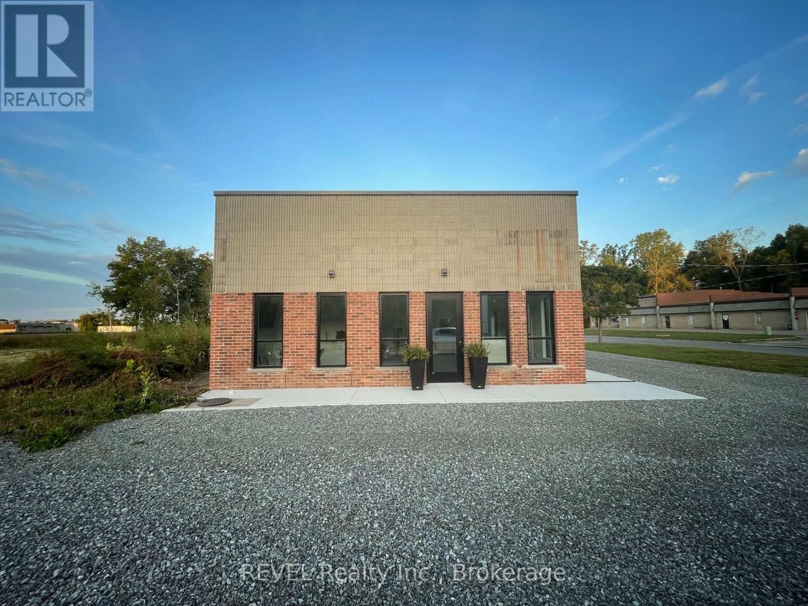 8455 Stanley Avenue, Niagara Falls, Ontario  L2G 0C9 - Photo 3 - X12421902