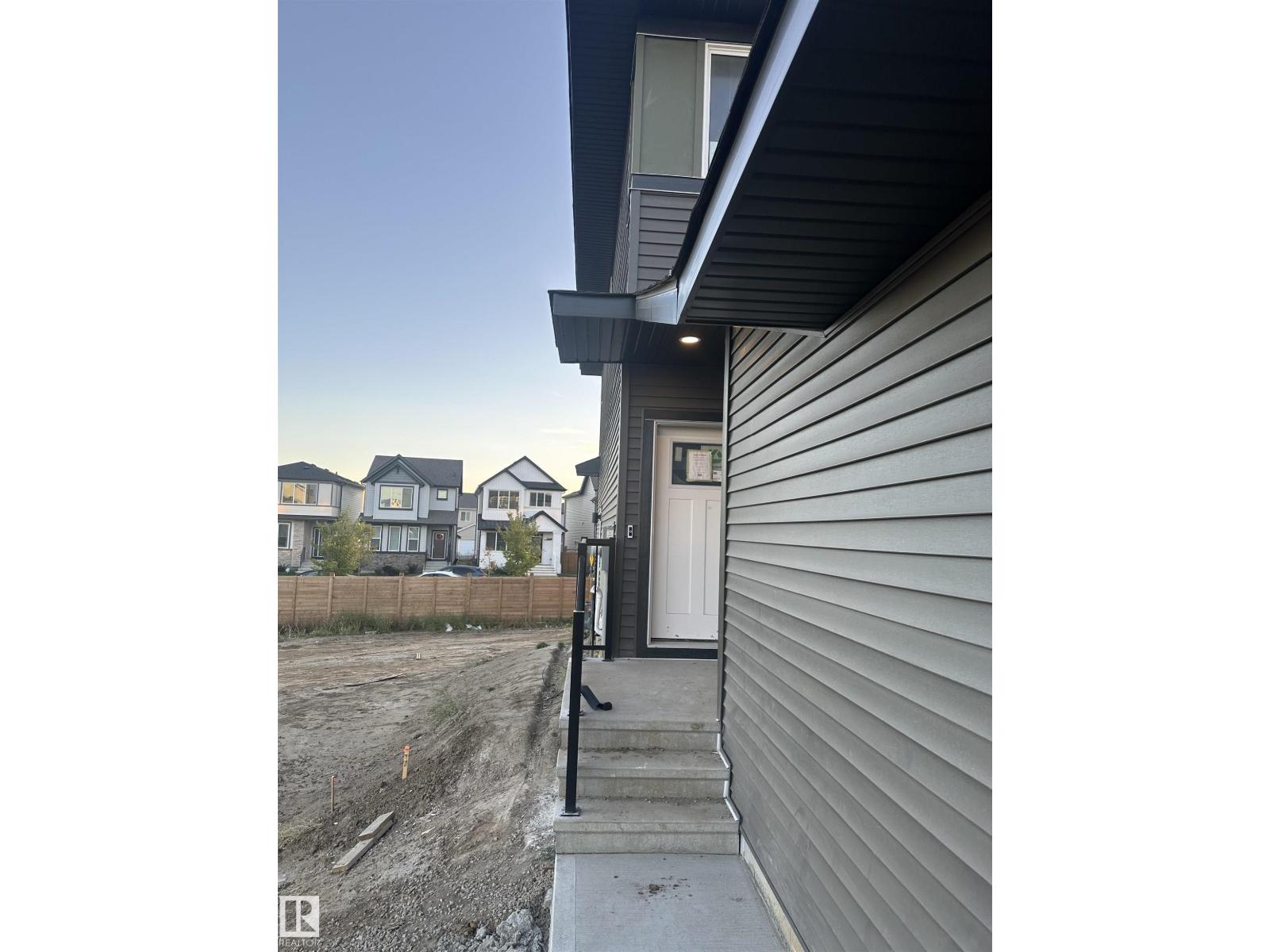 8925 Elves Lo Nw, Edmonton, Alberta  T6M 3G3 - Photo 2 - E4459076