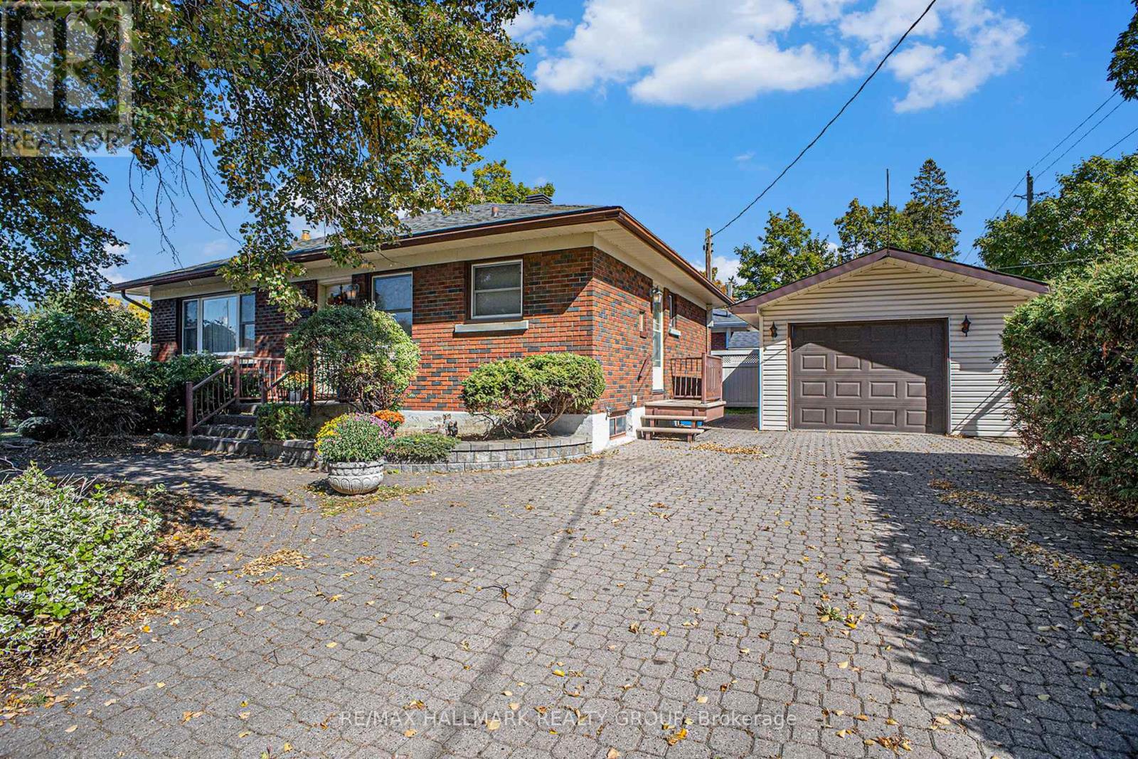 2023 Vincent Street, Ottawa, Ontario  K1G 2M8 - Photo 2 - X12421966