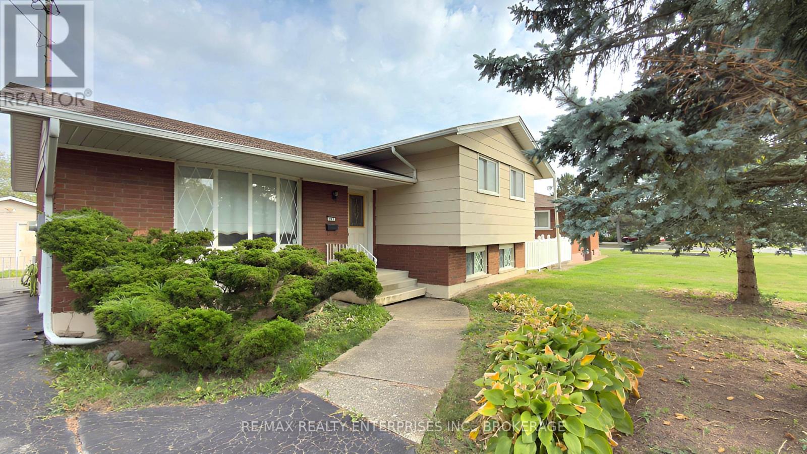 987 Steele Street, Port Colborne (Main Street), Ontario  L3K 5A1 - Photo 2 - X12422043
