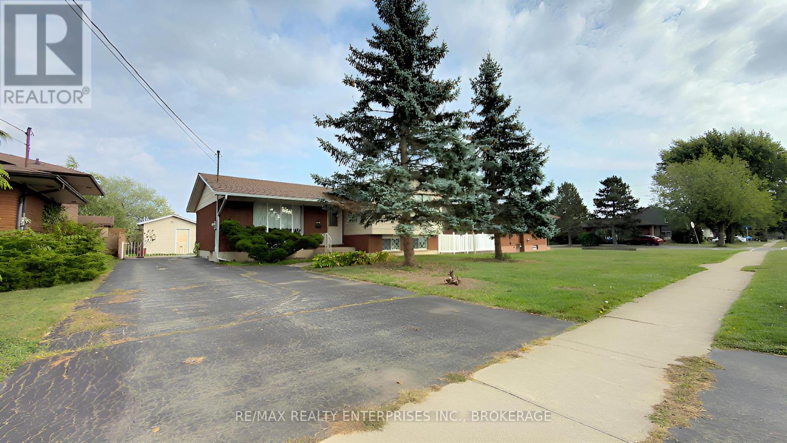 987 Steele Street, Port Colborne (Main Street), Ontario  L3K 5A1 - Photo 3 - X12422043