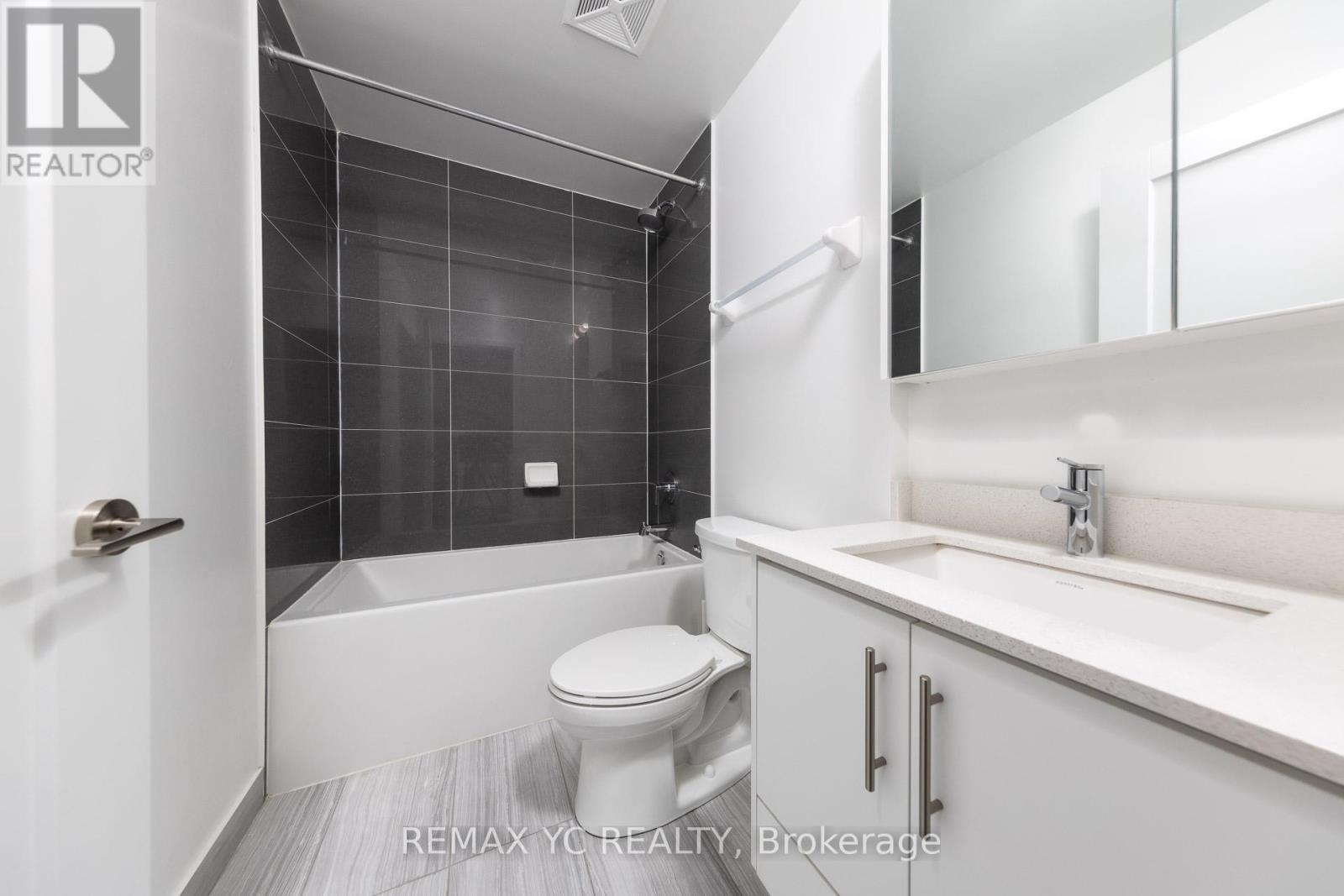 305 - 95 Oneida Crescent, Richmond Hill, Ontario  L4B 0H5 - Photo 12 - N12421871