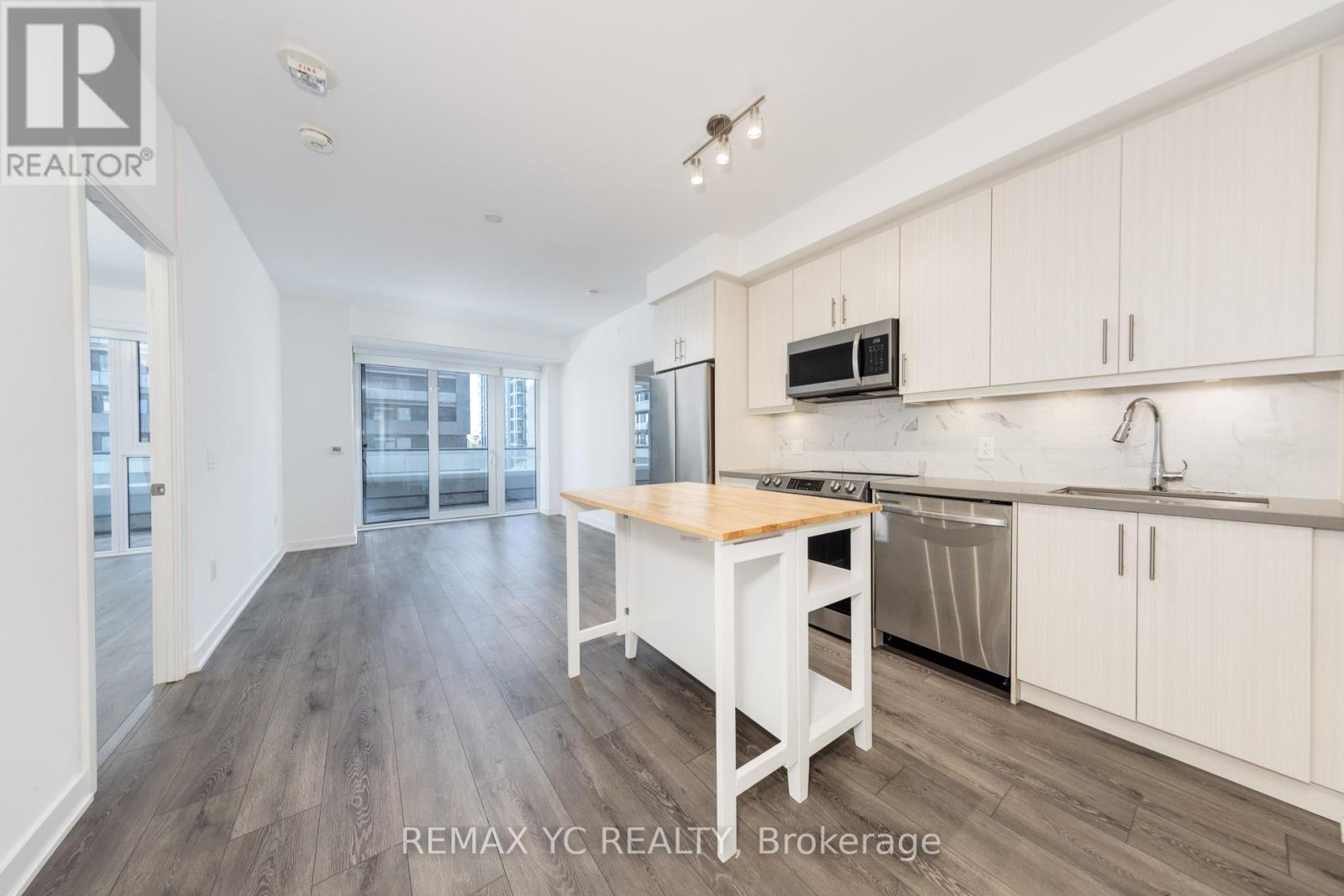 305 - 95 Oneida Crescent, Richmond Hill, Ontario  L4B 0H5 - Photo 2 - N12421871