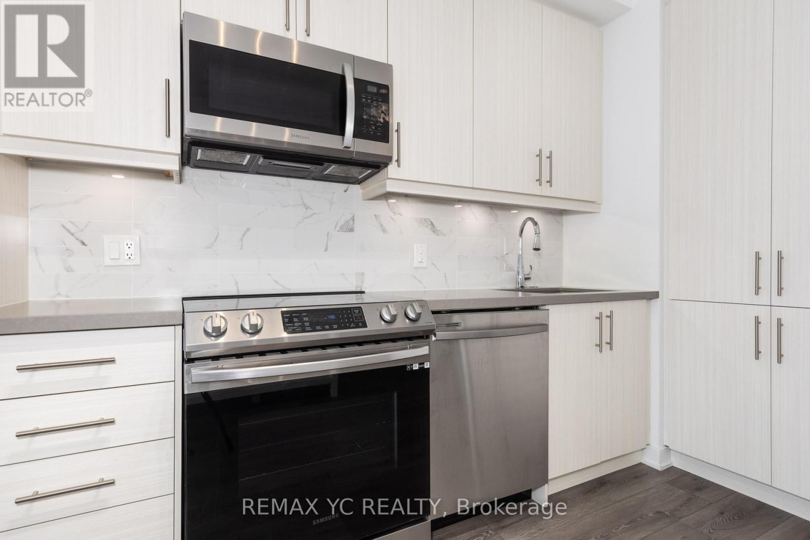 305 - 95 Oneida Crescent, Richmond Hill, Ontario  L4B 0H5 - Photo 8 - N12421871