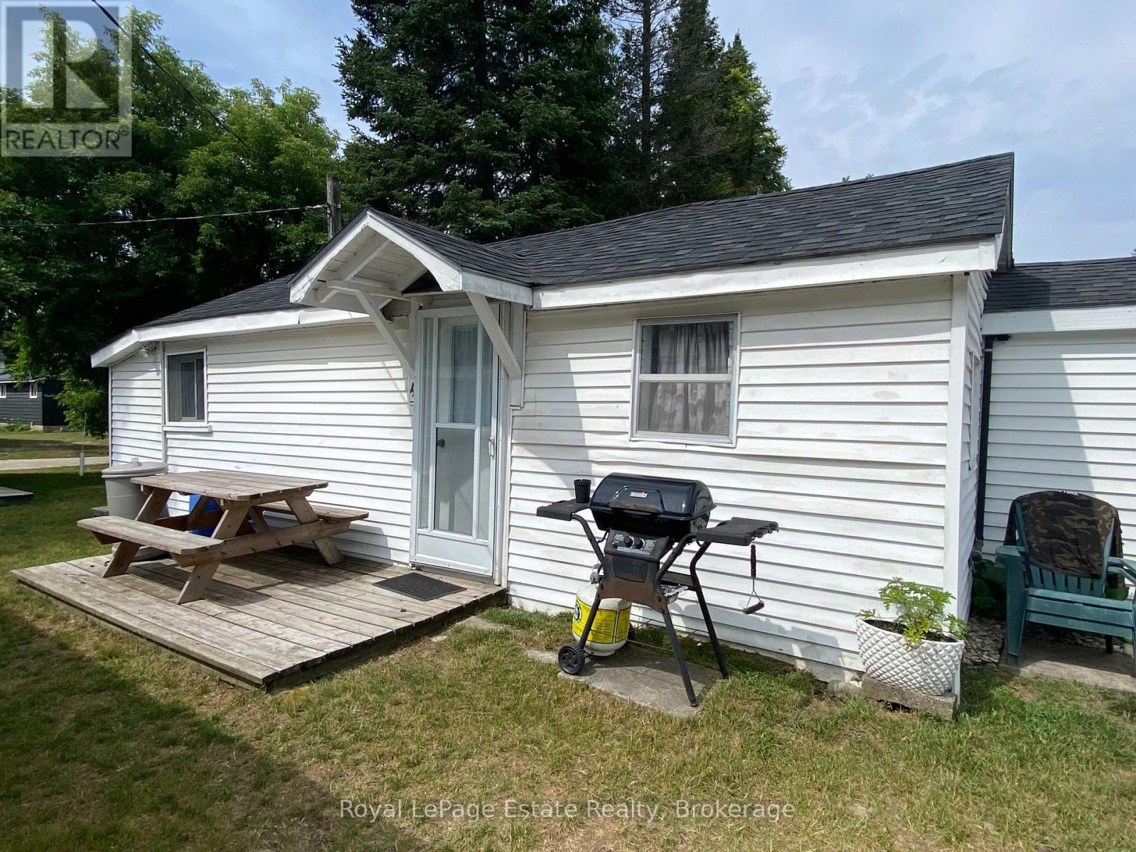 104 Third Avenue N, South Bruce Peninsula, Ontario  N0H 2G0 - Photo 4 - X12422059