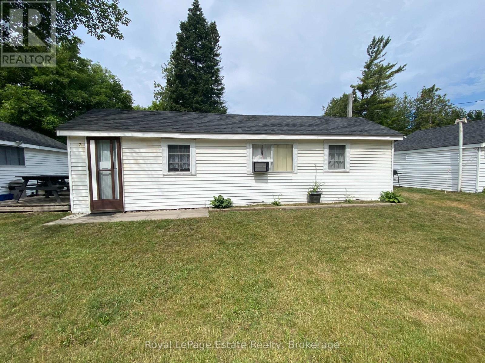 104 Third Avenue N, South Bruce Peninsula, Ontario  N0H 2G0 - Photo 6 - X12422059