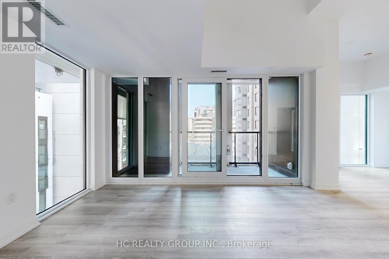 608 - 238 Simcoe Street W, Toronto, Ontario  M5T 3B9 - Photo 5 - C12422026