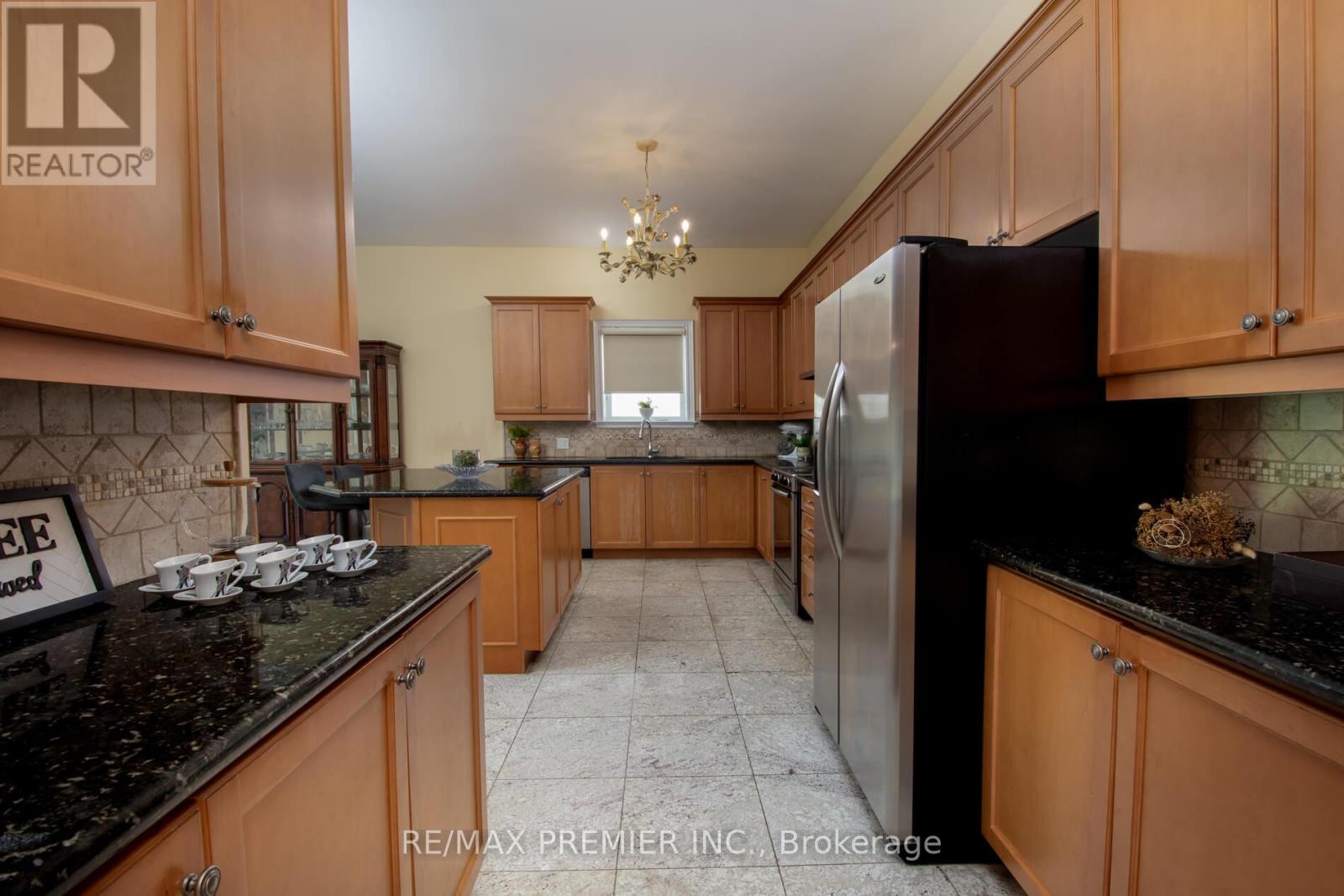 28 Timberwood Drive, Vaughan, Ontario  L0J 1C0 - Photo 13 - N12422051