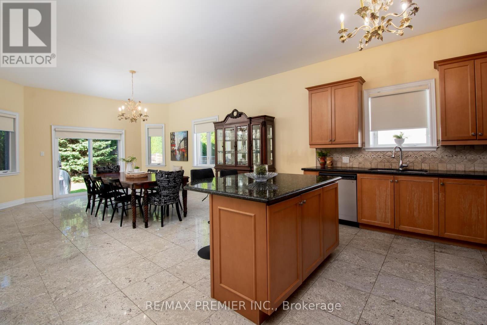 28 Timberwood Drive, Vaughan, Ontario  L0J 1C0 - Photo 14 - N12422051