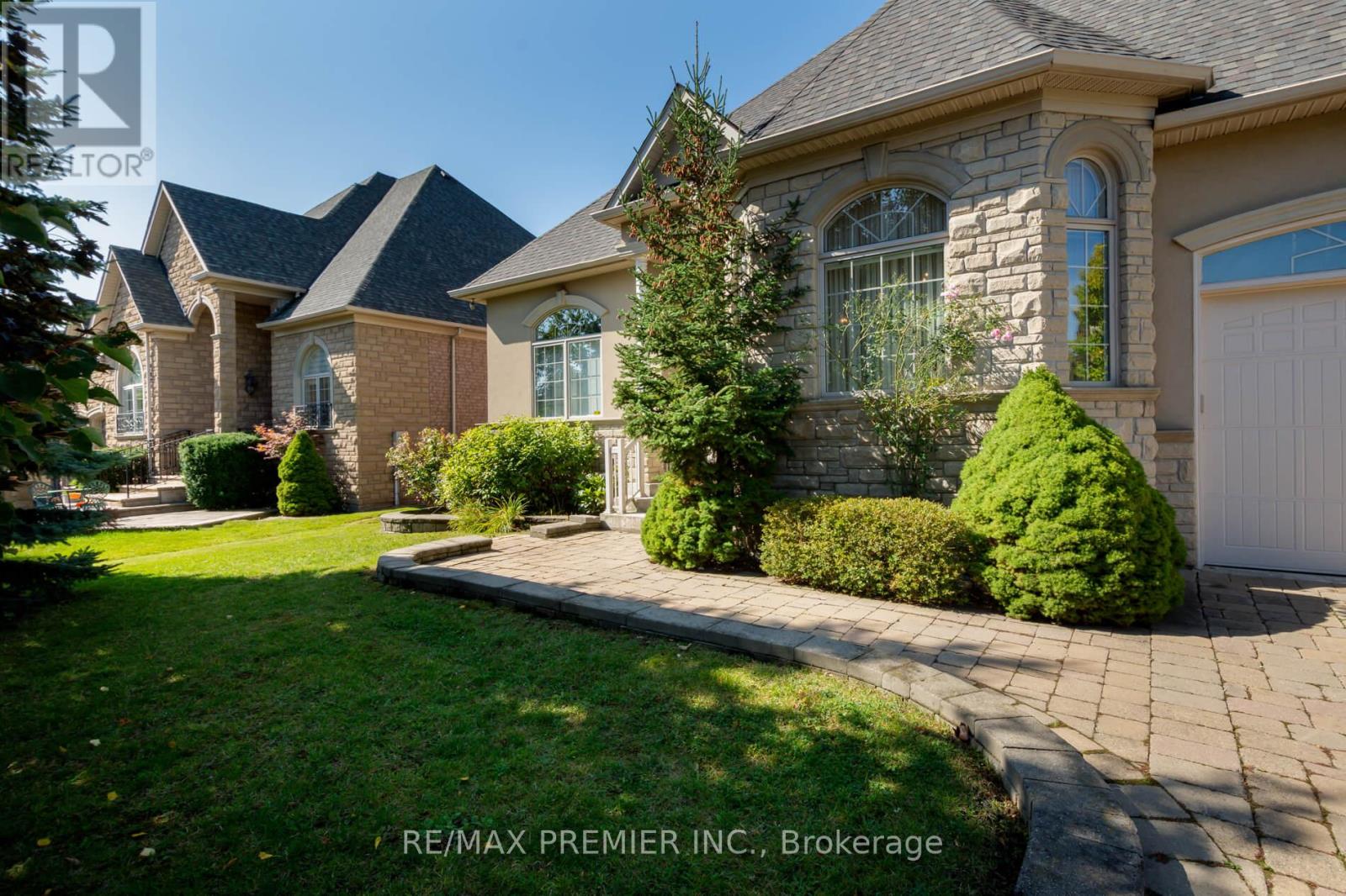 28 Timberwood Drive, Vaughan, Ontario  L0J 1C0 - Photo 3 - N12422051