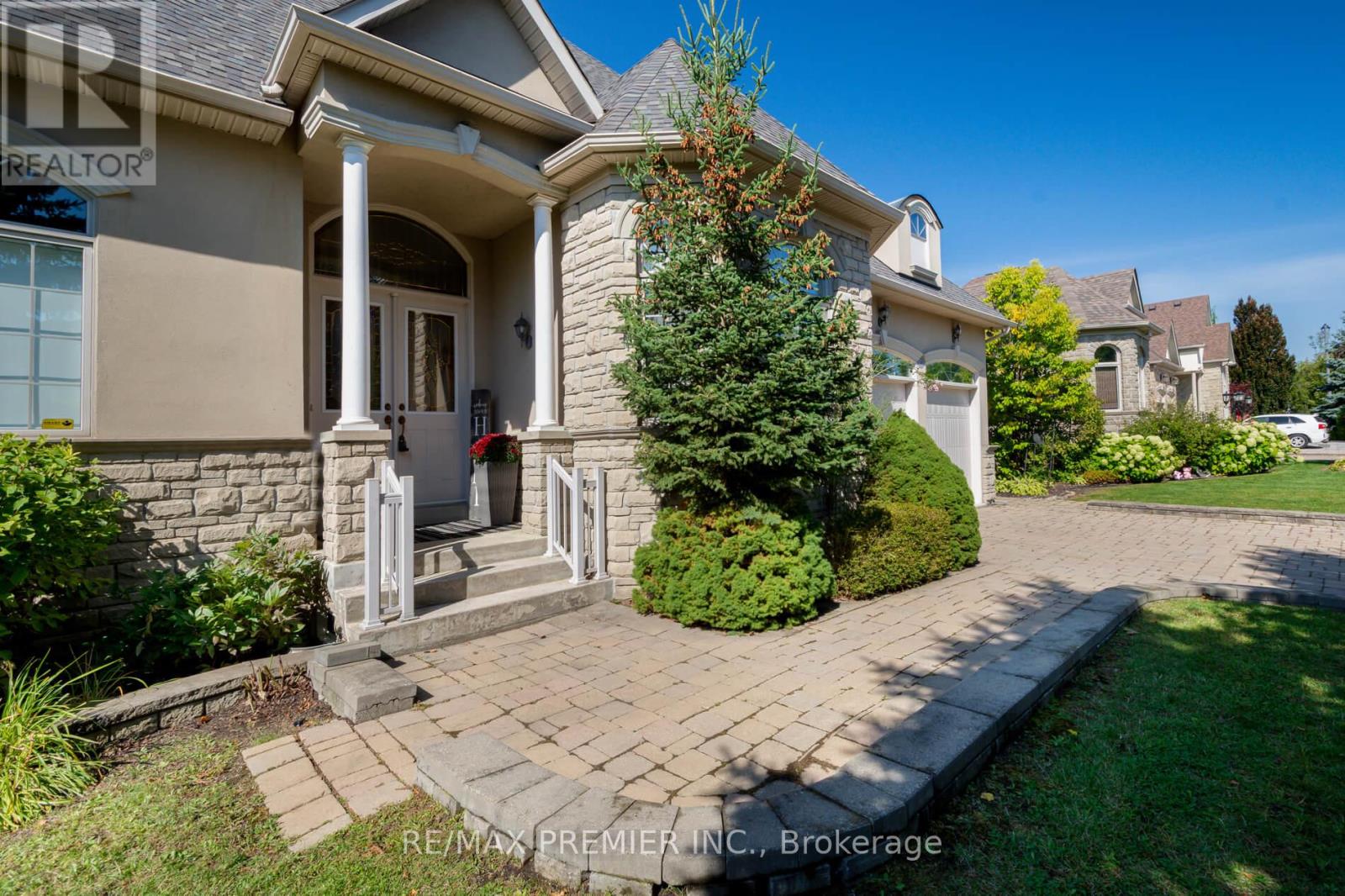 28 Timberwood Drive, Vaughan, Ontario  L0J 1C0 - Photo 4 - N12422051