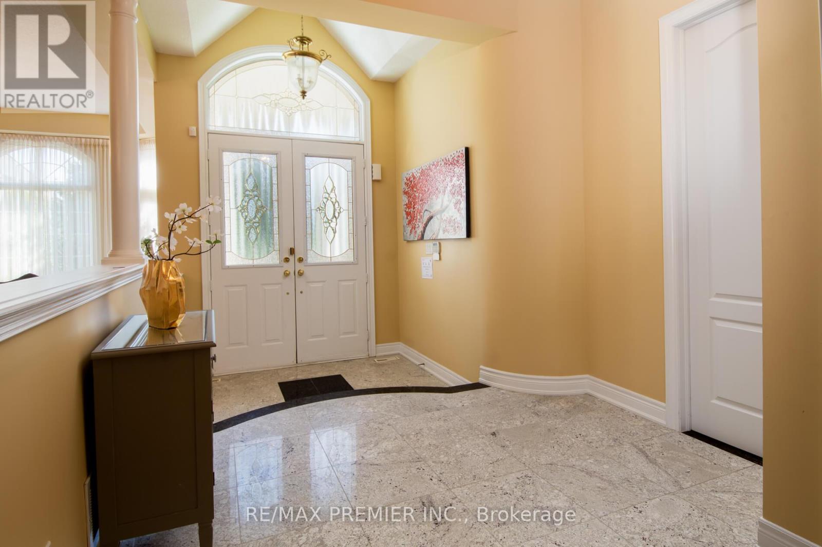 28 Timberwood Drive, Vaughan, Ontario  L0J 1C0 - Photo 5 - N12422051