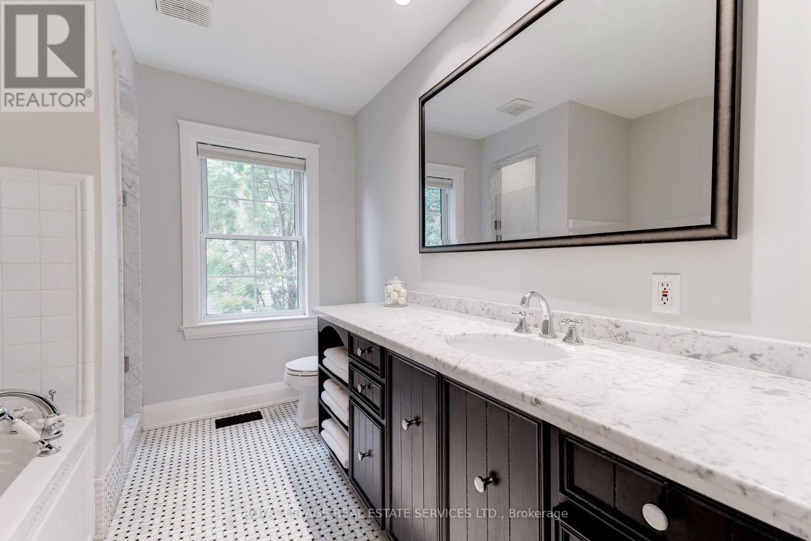 938 Meadow Wood Road, Mississauga, Ontario  L5J 2S6 - Photo 24 - W12422069