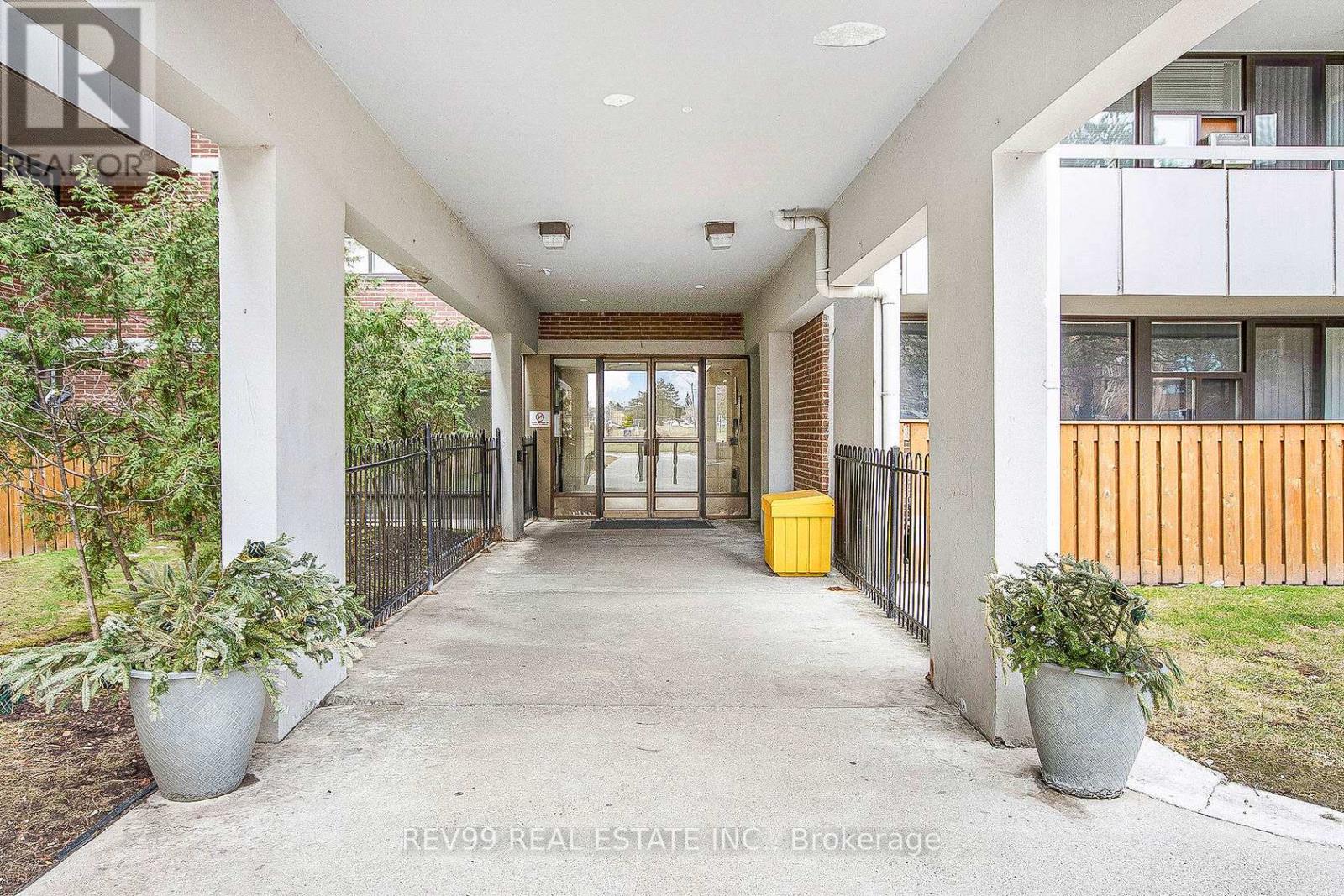 504 - 2121 Roche Court, Mississauga, Ontario  L5K 2C7 - Photo 3 - W12422079
