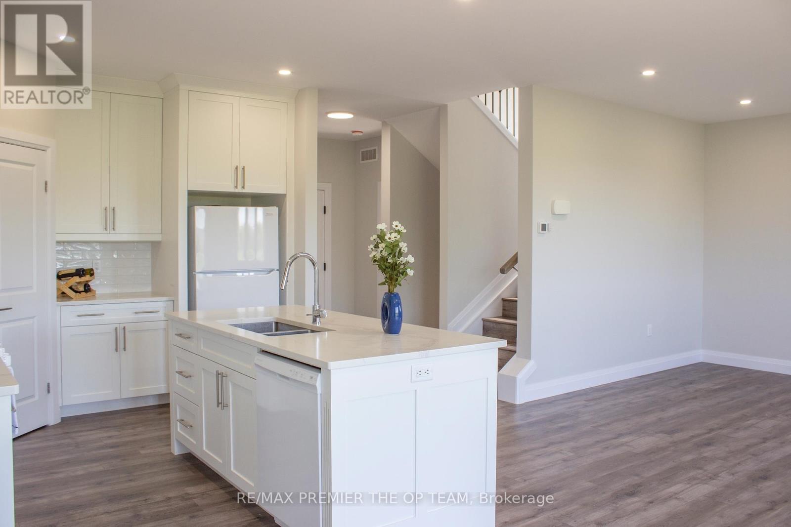On - 103 Eagle Street, Leamington, Ontario  N8H 0G5 - Photo 8 - X12416425