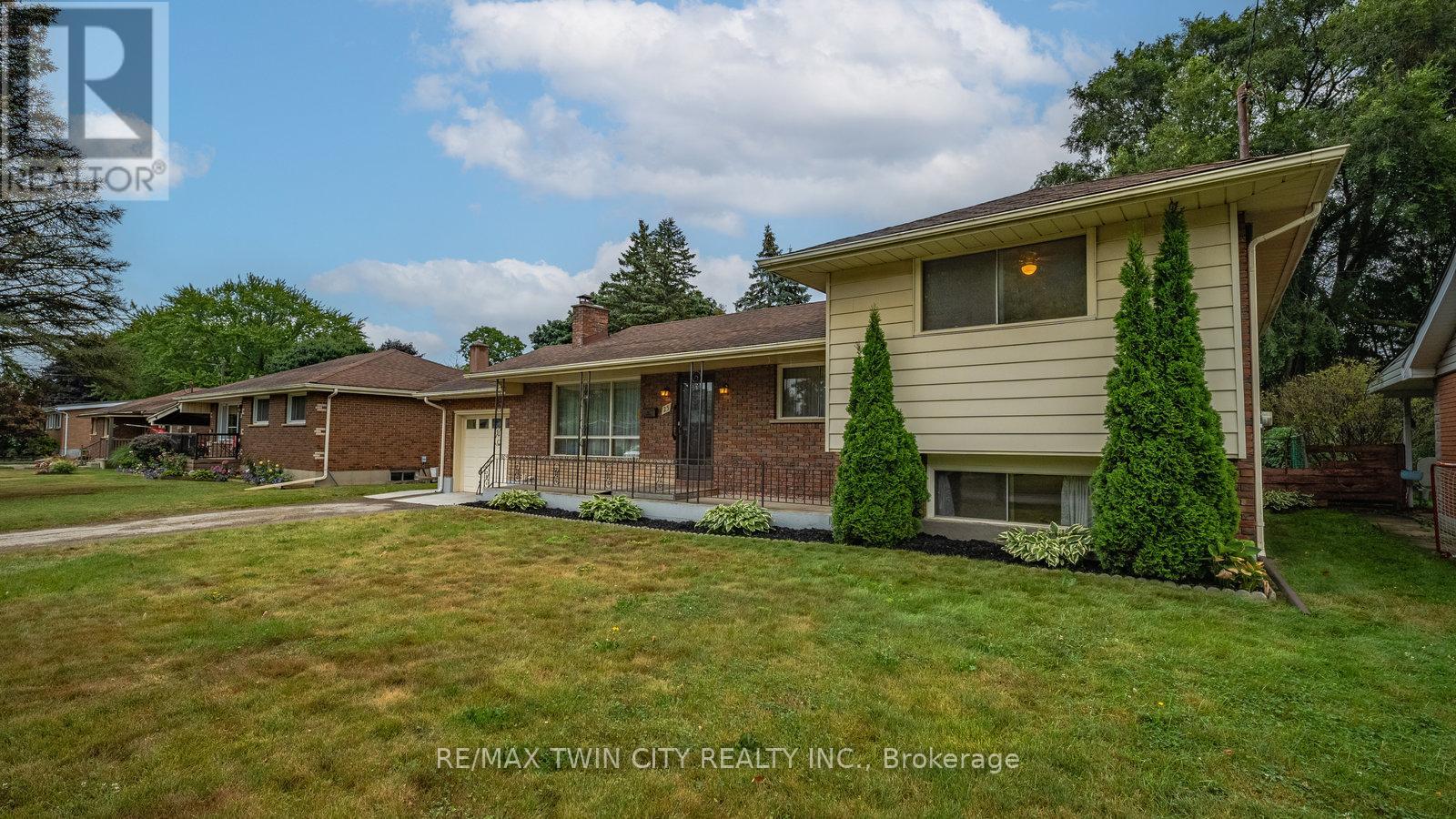 25 Kensington Avenue, Brantford, Ontario  N3R 3N6 - Photo 3 - X12358974