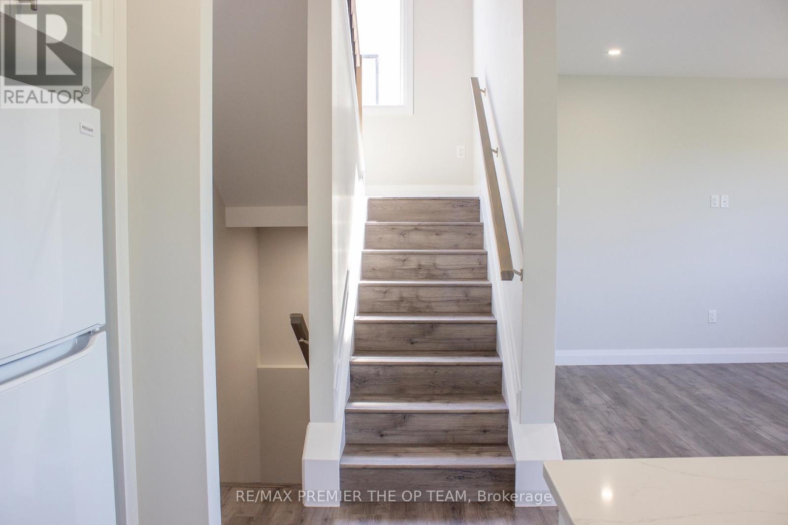 On - 103 Eagle Street, Leamington, Ontario  N8H 0G5 - Photo 2 - X12416425