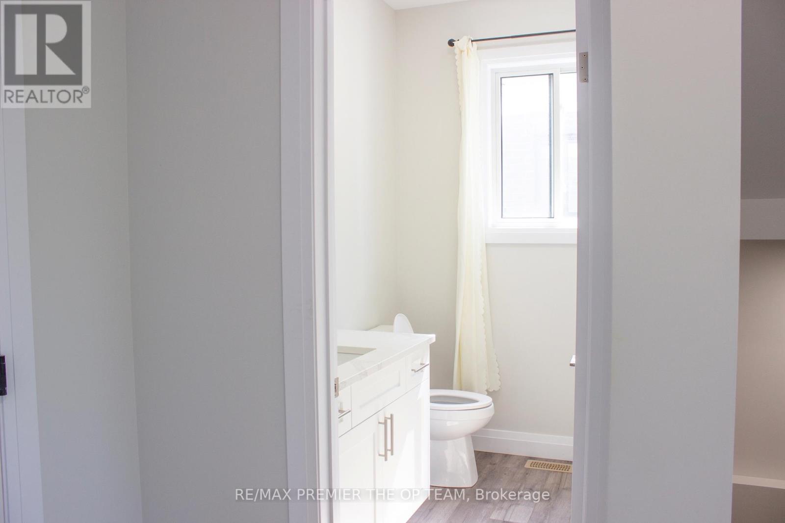 On - 103 Eagle Street, Leamington, Ontario  N8H 0G5 - Photo 3 - X12416425