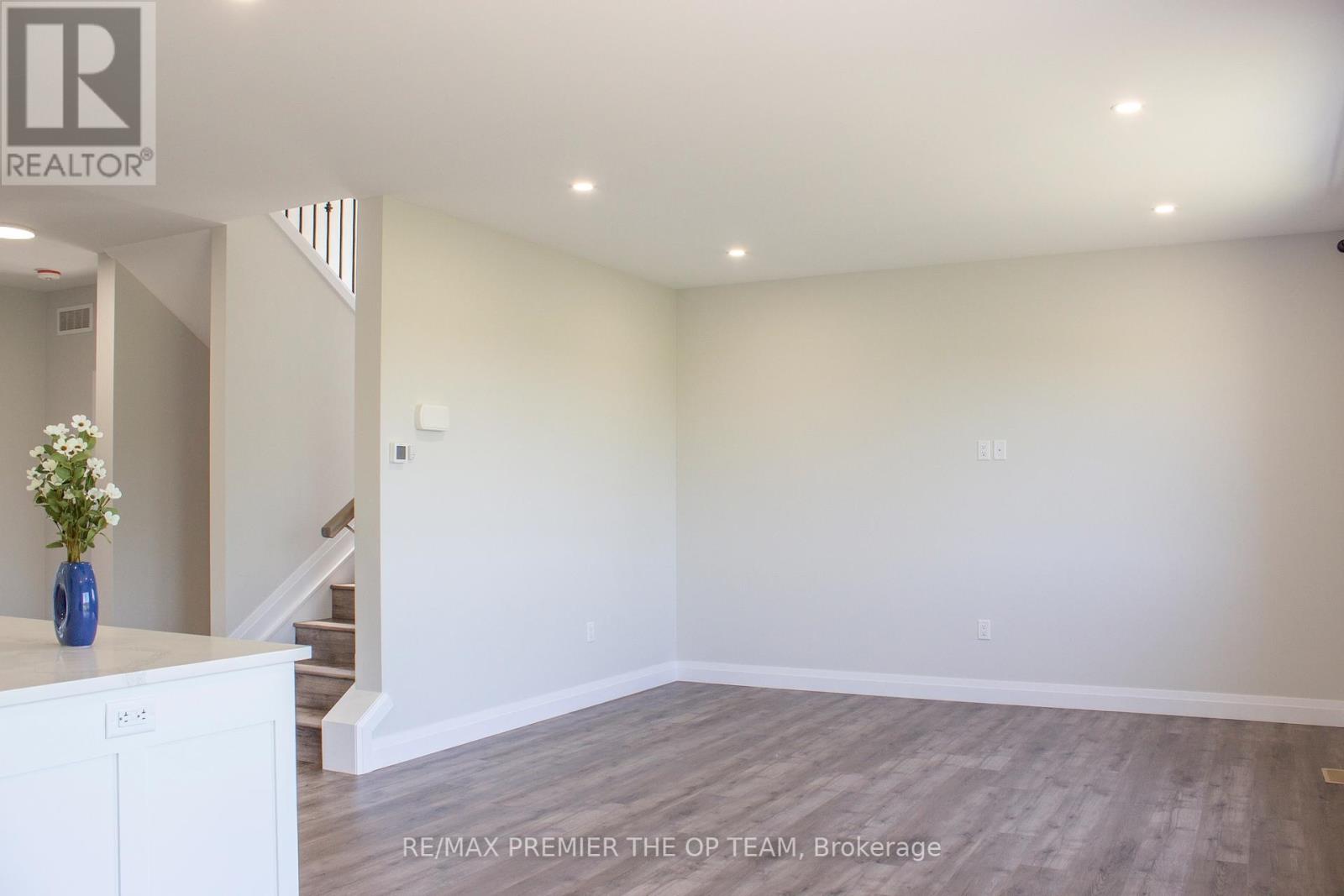 On - 103 Eagle Street, Leamington, Ontario  N8H 0G5 - Photo 7 - X12416425