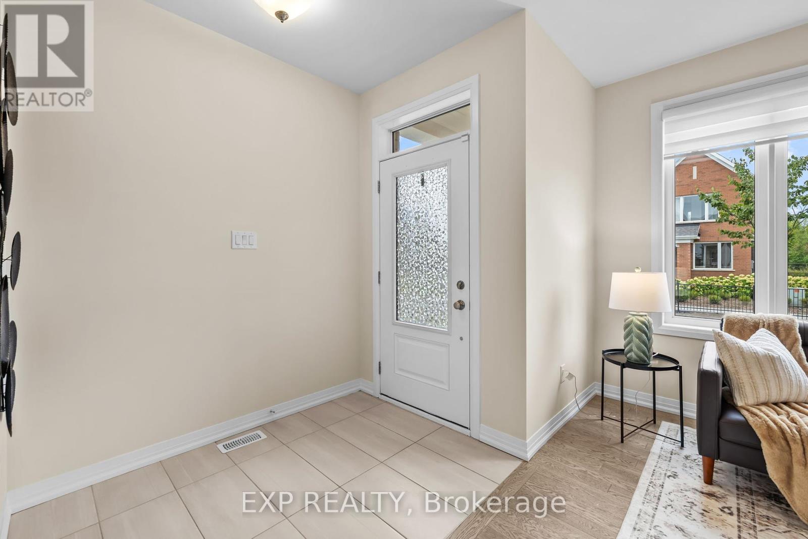 807 Mercier Crescent, Ottawa, Ontario  K1W 1E6 - Photo 3 - X12422145