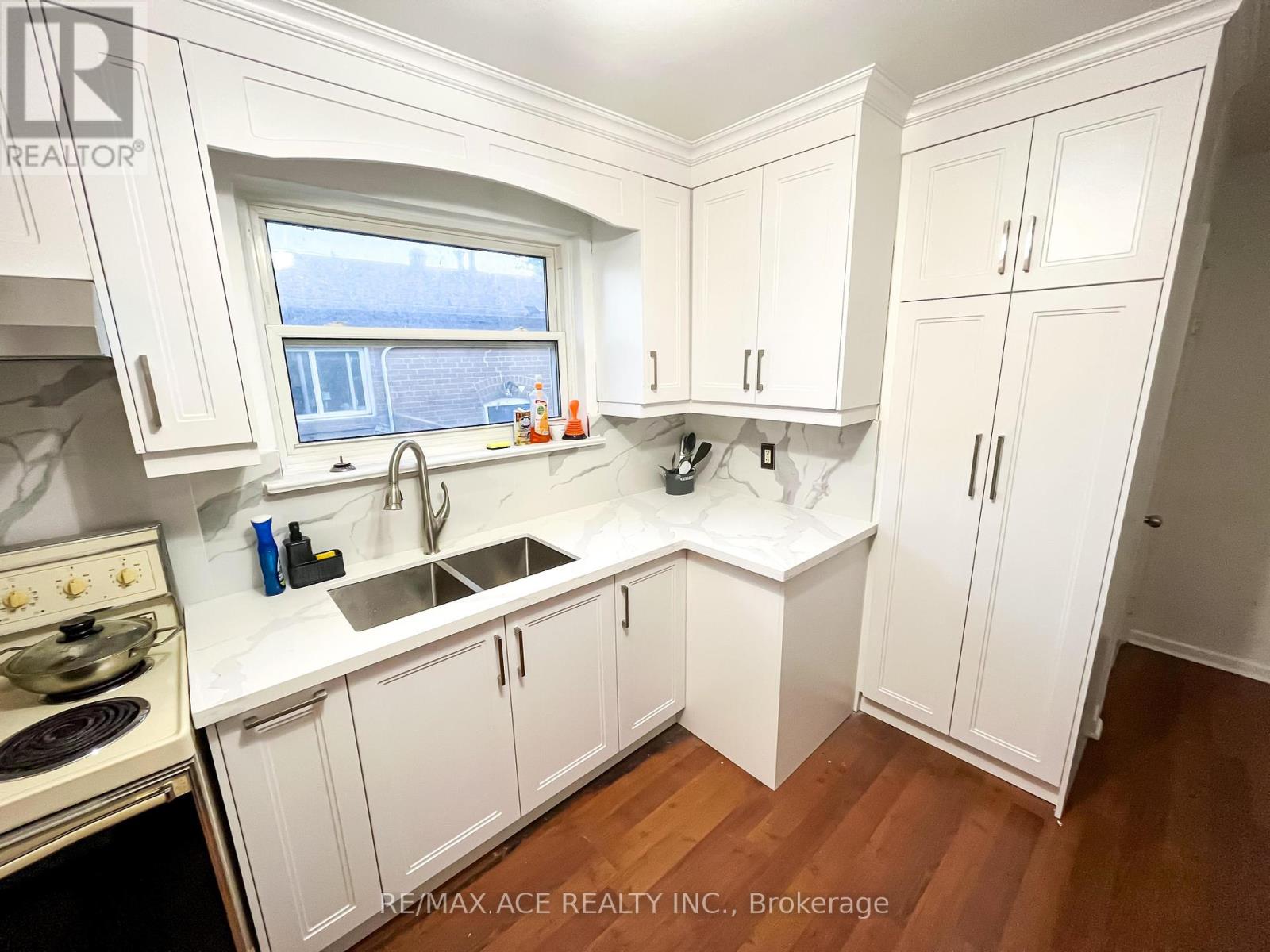 17 Huddleston Court, Toronto, Ontario  M1L 4L1 - Photo 4 - E12360588