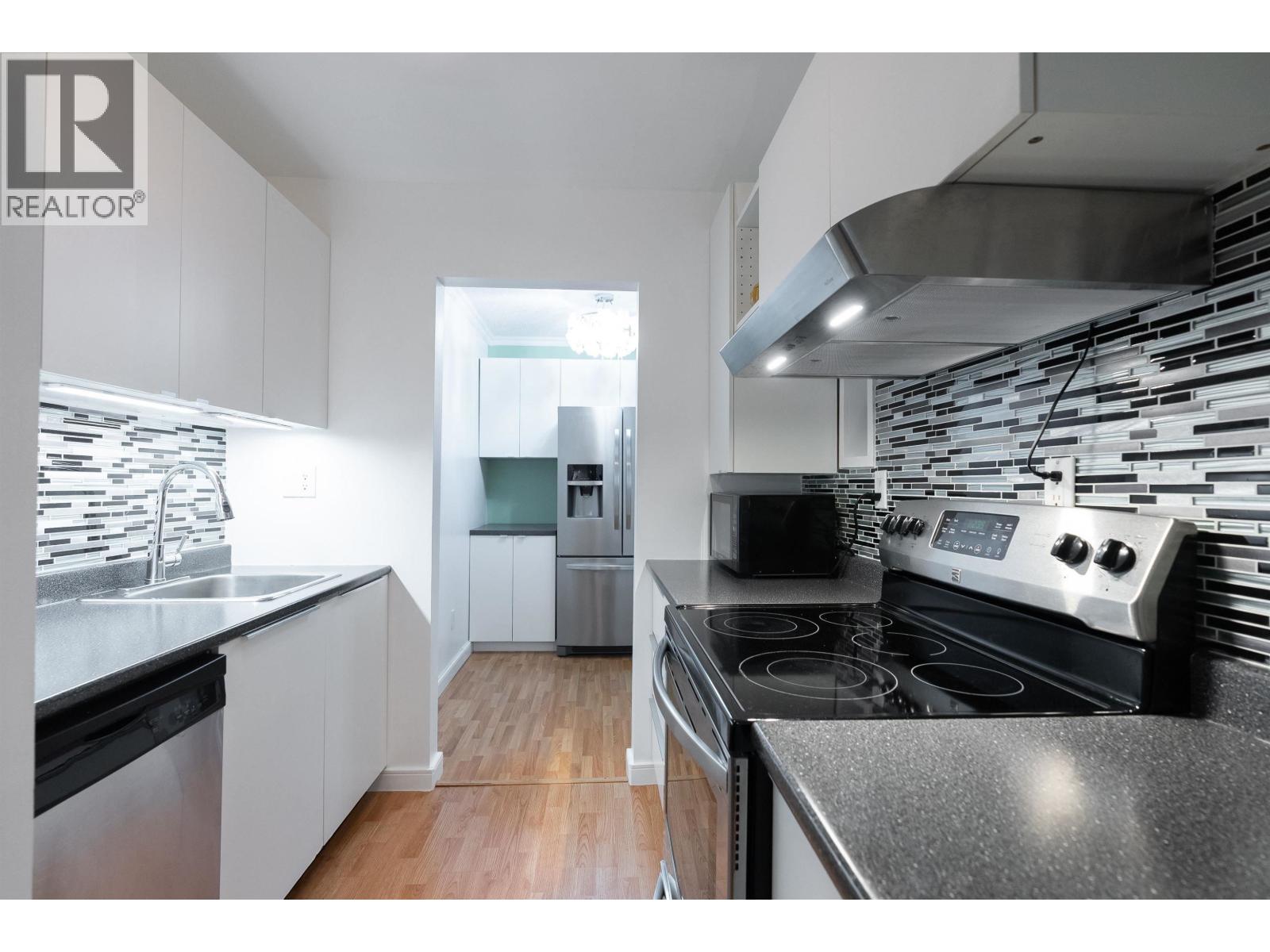 402 9880 Manchester Drive, Burnaby, British Columbia  V3N 4R3 - Photo 3 - R2995450